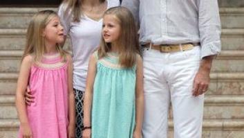 El primer posado de los reyes y sus hijas en Marivent (FOTOS)