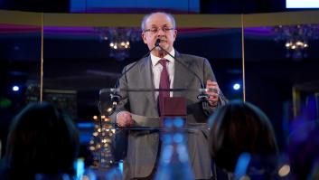 Salman Rushdie sobrevive con respiración asistida: "No hay buenas noticias"