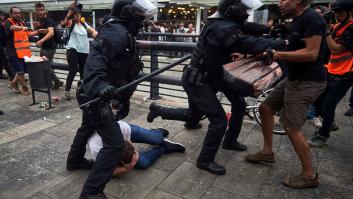 La Generalitat investigará a los Mossos que arrastraron a un manifestante con un furgón