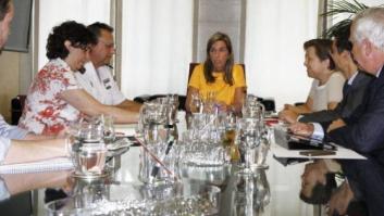 Polémica por la gestión de la crisis del ébola de Ana Mato: ¿en la playa o al frente del Ministerio?