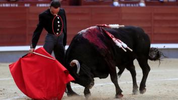 Enrique Ponce da francas explicaciones por lo que se veía en los botones que llevó en Las Ventas