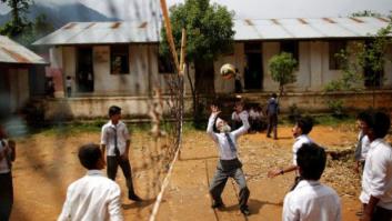 Un hombre de 68 años regresa a la escuela en Nepal tras abandonarla de niño para trabajar (FOTOGALERÍA)