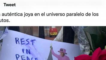 Alguien ha dejado entre los obsequios a Isabel II un cartel que es imposible de explicar