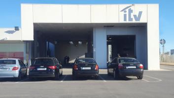 Poner la pegatina de la ITV a un coche que no la ha pasado es un delito