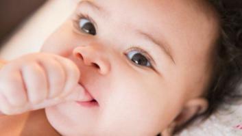 Chuparse el dedo y morderse las uñas puede ser beneficioso para la salud de tu hijo