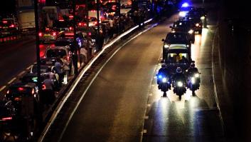 El féretro de Isabel II llega al palacio de Buckingham entre aplausos y vítores