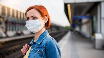 Esto advierten los dermatólogos sobre llevar protección solar debajo de la mascarilla
