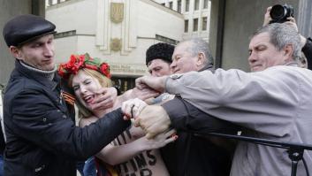 Los gritos contra las Femen en Crimea: "¡Prostitutas!" (FOTOS)