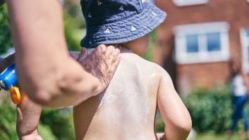 Este es el mejor protector solar para niños, según la OCU