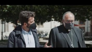 Gonzo intercepta al arzobispo de Oviedo en plena calle: "¿Dónde está ese dinero?"