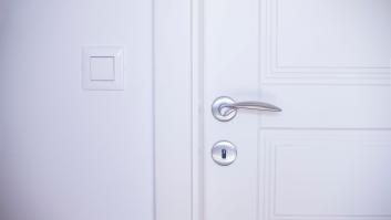 Una especialista en enfermedades infecciosas revela su forma segura de abrir puertas en sitios públicos