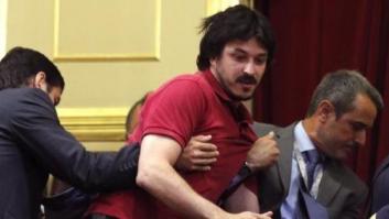 Una víctima del Alvia lanza un papel de protesta a Pastor desde la tribuna