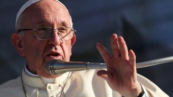 El papa dice que los políticos que se enfurecen contra los homosexuales, los judíos y los gitanos le recuerdan a Hitler