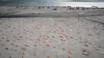 Las escalofriantes imágenes de cadáveres flotando en el Ganges por la crisis del covid