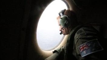 Avión de Malasia: Australia busca 'a ojo' los posibles restos