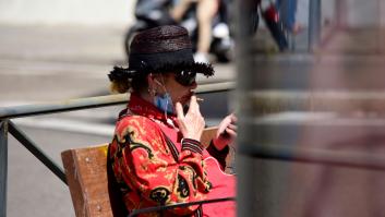 Los epidemiólogos piden no fumar en playas y terrazas para evitar contagios