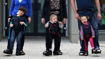 Este dispositivo permite a niños que no pueden caminar moverse a la vez que sus padres