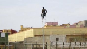 Un inmigrante baja de una farola tras cuatro horas subido a ella junto a la valla de Melilla