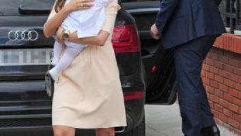 Ashton Kutcher y Mila Kunis enseñan la primera foto de su hija