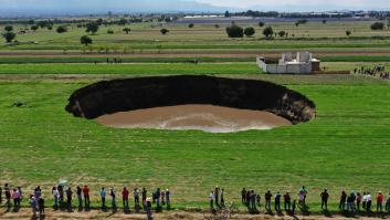 Preocupación por un enorme socavón aparecido en el centro de México