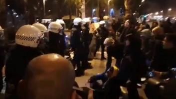 La Guardia Urbana de Barcelona desaloja a los acampados de Plaza Universitat