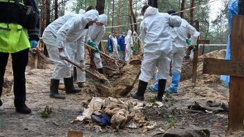 Decenas de torturados y "genitales amputados": lo que revelan los 436 cuerpos exhumados en la fosa de Izium