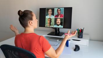 Hay 14 personas en una reunión, lo que ocurre con una de ellas genera debate entre hispanohablantes