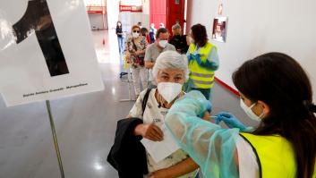 “No tengo el cuerpo para mezclas”: por qué la gente prefiere (ahora) AstraZeneca