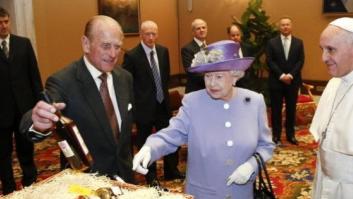 Isabel II conoce al papa: llega tarde, se va antes y le regala whisky