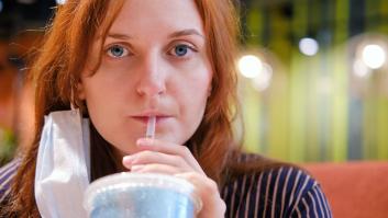 Por qué beber con pajita puede ser clave para frenar los contagios