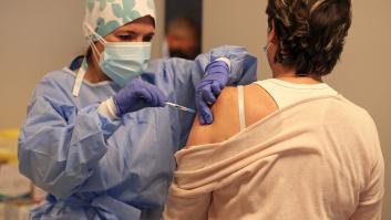 Ocho vecinos de Gelves (Sevilla) reciben por error una sobredosis de Pfizer