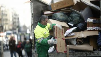 Madrid multa a una vecina con 2.001 euros por dejar una caja de cartón fuera del contenedor
