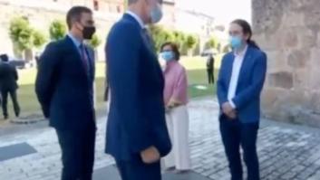 Las cámaras pillan el saludo entre el rey e Iglesias: "Aquí hace mejor tiempo que en Madrid"