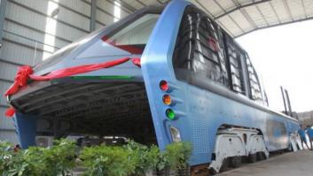 Las primeras imágenes del autobús que evita los atascos pasando por encima de los coches