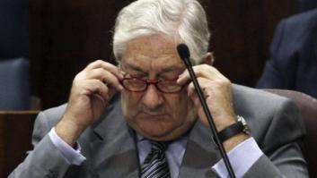 El marido de la auxiliar contagiada pide la dimisión del consejero de Sanidad