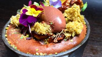 Suflé de chocolate con helado de caramelo