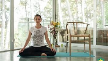 Posturas de yoga para sofocar los calores veraniegos