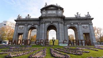 La acción de Greenpeace contra el alcalde Almeida en la Puerta de Alcalá