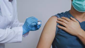 ¿Es seguro ponerse la vacuna de la gripe y la del coronavirus a la vez?