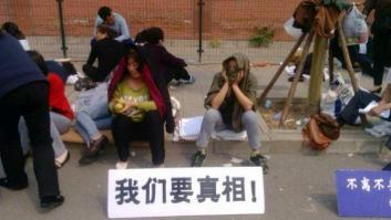 Avión de Malasia: familiares retienen a personal de la compañía en un hotel