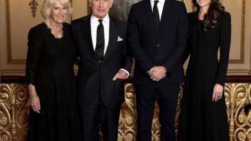 Solo los más observadores se han dado cuenta de ese detalle oculto en la foto de Carlos III