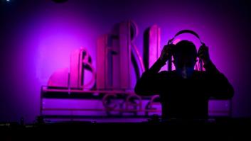 Explica por qué está feo pedirle una canción a un dj en una fiesta: muchos no lo entenderán pero tiene sentido