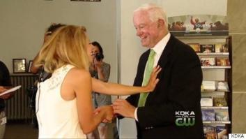 Una novia caminó hacia el altar del brazo del hombre con el corazón trasplantado de su padre