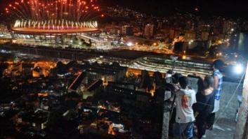 Estas fotos de Río muestran el fuerte contraste de la vida dentro y fuera del estadio olímpico