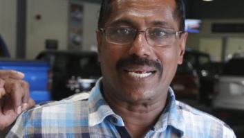 Sobrevive a un accidente de avión y seis días después gana un millón en la lotería