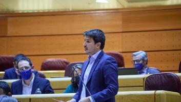 Un senador de Más Madrid sube a la tribuna, ve que la silla de Feijóo está vacía y no tiene piedad