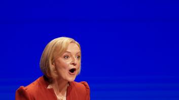 Truss insiste en que bajar impuestos "es lo correcto" y defiende que su política se basa en el "crecimiento"