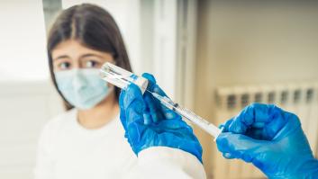 El dilema de la vacunación en adolescentes: por qué la idea no convence