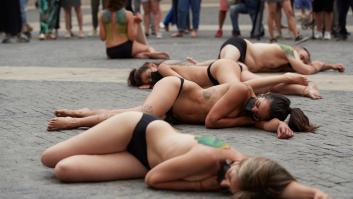 Varios animalistas se desnudan en Barcelona para pedir fuegos artificiales sin sonido