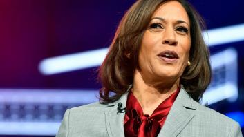 El gobernador de Texas manda autobuses con migrantes a la casa de Harris en plena ola de frío